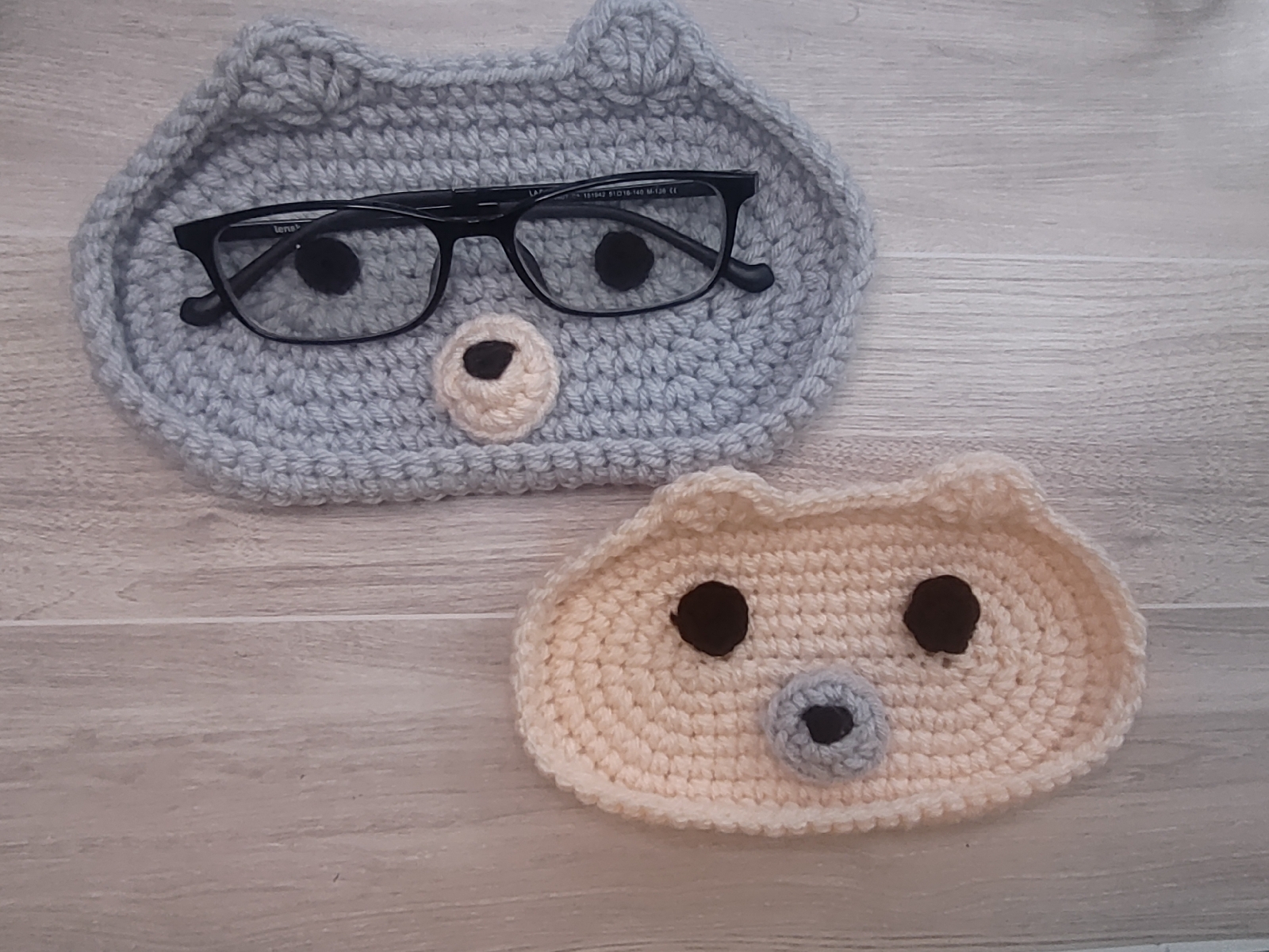 Crochet teddy bear glasses holder