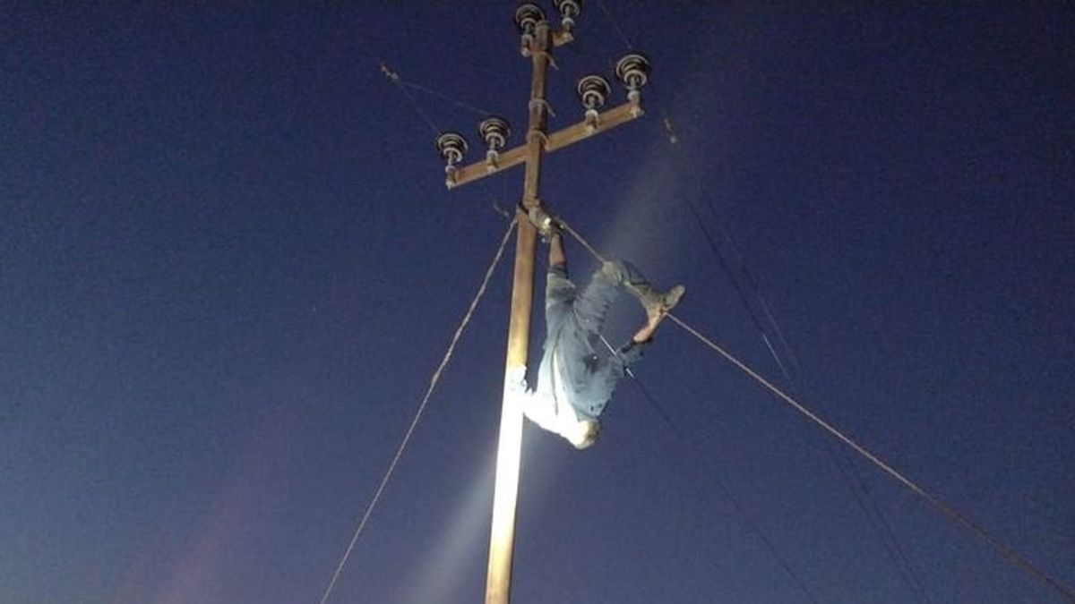 Insólito: un ladrón robaba cables de un poste, se electrocutó y quedó colgado durante dos horas