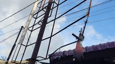 Satu Rangka Baliho Usang di kota Idi Rayeuk Bahayakan Pengguna Jalan