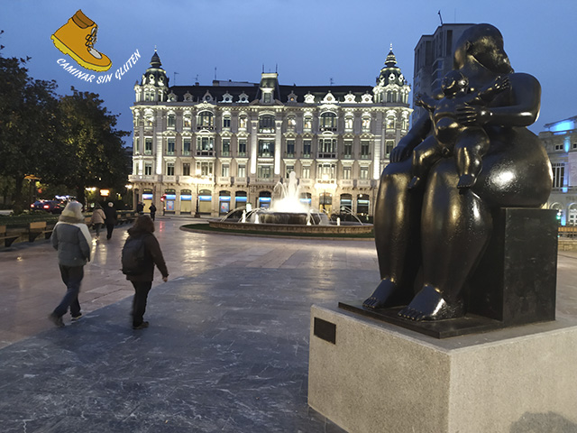 LA HORA AZUL JUNTO A LA ESTATUA LA MATERNIDAD DE BOTERO