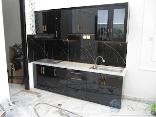 Produksi Kitchen Set Warna Hitam Mengkilat Dengan Top Table Granit Warna Putih