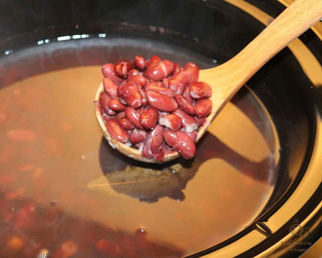 Como cozer feijão vermelho na crockpot