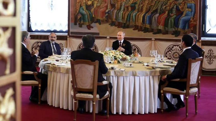 Глав ужин. Лукашенко обед в Кремле. Торжественный обед в Кремле. Завтрак Путина с главами государств СНГ. Совместный обед с руководителем.