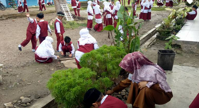 Hari Pertama Sekolah Siswa SDIT Muhammadiyah Bireuen Sangat Antusias Bergotong Royong