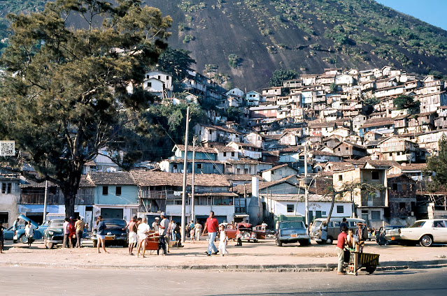 Antiga favela da Catacumba, Rio de Janeiro, Brasil no final da década de 1960 - Parte 2 - MMG_N_022 Fotografia de Manuel Augusto Martins Gomes. Não usar fotografia sem referência ao seu autor Manuel Augusto Martins Gomes e sem link para as páginas:  https://manuelamartinsgomes.blogspot.com/ https://www.facebook.com/ManuelMartinsGomesMemorias https://www.instagram.com/manuelamartinsgomesmemorias/ Qualquer informação adicional é bem vinda.  Poderão contactar-me através do endereço de email: manuelamgomes20@gmail.com #anos60 #anos1960 #brasil #brazil #riodejaneiro #copacabana #favela #faveladacatacumba #flaviosstory #flavio #catacumba #life #revistalife #lifemagazine #manuelmartinsgomesmemorias #manuelamartinsgomesmemorias