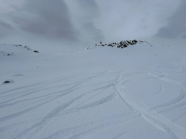 Die Schneeoberfläche am Joch (Reisnock, Mühlwald) ist leicht durchfeuchtet. (Foto: Toni Obojes, 21.12.2022)