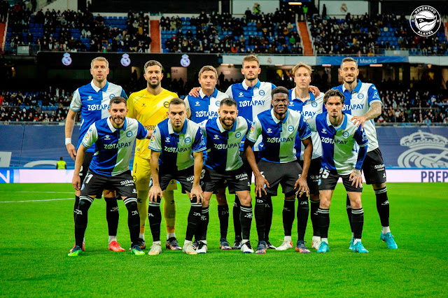 DEPORTIVO ALAVÉS. Temporada 2021-22. Lejeune, Pacheco, Tenaglia, Miazga, Tomás PIna, Joselu. Luis Rioja, Escalante, Rubén Duarte, Loum y Jason. REAL MADRID C . F. 3 DEPORTIVO ALAVÉS 0 Sábado 19/02/2022, 21:00 horas. Campeonato de Liga de 1º División, jornada 25. Madrid, estadio Santiago Bernabéu: 42.180 espectadores. GOLES: 1-0: 63’, Marco Asensio. 2-0: 80’, Vinicius. 3-0: 90+1’, Benzema, de penalti.