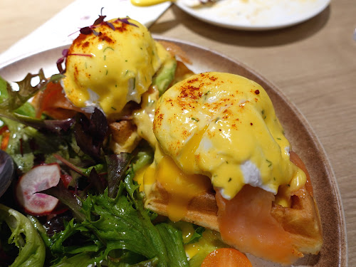 Minimal(迷你毛) sham shui po best dessert cafe coffee shop renaissance kowloon Hong Kong - Egg benedict with smoked salmon