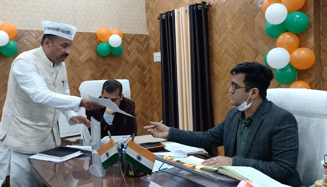 उतर रक्षा गृह पर लगे आरोपों की जांच को लेकर अनुमंडल अधिकारी को सौंपा ज्ञापन 