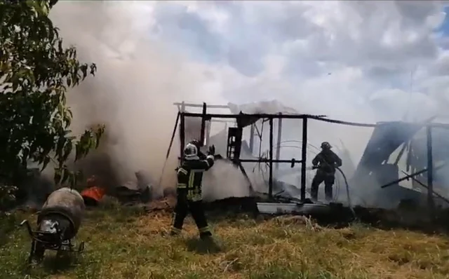 🔥🚒Incendio destruye viviendas y vehículos en Río Bueno