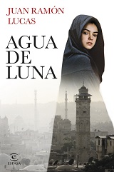 Agua De Luna No es tu dolor el que quiero causar. Eres, como yo, una víctima, pero tu muerte te trasciende a ti, como el hecho de matarte lo hace conmigo. Eres el precio de un crimen que te sobrepasa… Sin apenas darse cuenta, la joven Greta, aspirante a actriz, se ve envuelta en un terrible secreto que rompe con toda su vida presente y amenaza a su propia familia. Cuando desaparece, Julio Noriega, su padre, inicia un viaje en paralelo al de ella, que llevará a ambos a un territorio de frontera entre el bien y el mal, la verdad y la mentira. Un universo tan cercano como peligroso y desconocido en el que se entrelazan el dolor y la esperanza. Un mundo al revés lleno de ángeles y demonios. Desvelará ese secreto aunque tenga que ponerse en manos de asesinos. Aunque tenga que desafiar al hombre tranquilo. ¿A qué serías capaz de renunciar por amor, por una fe, por un país?  Clasificado como: Narrativa; Thriller