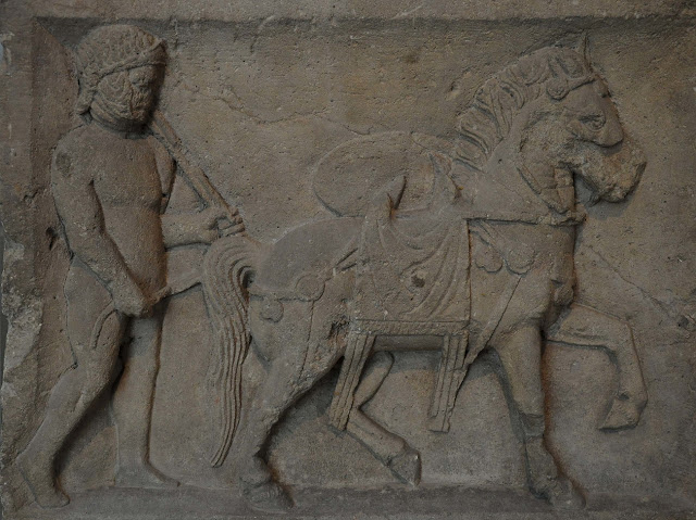 Слуга ведёт осёдланную лошадь своего хозяина. Погребальная стела I века н.э. Археологический музей, Бонн