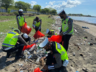 Ops Keselamatan, Satlantas Polres Bantaeng Bersama Komunitas Motor Bersihkan Sampah Di Pinggir Pantai