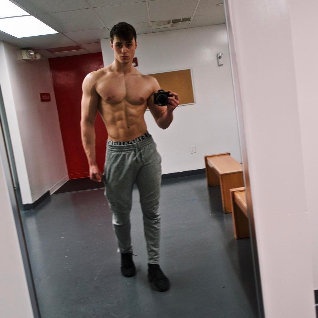 young-shirtless-muscle-hunk-david-laid-cocky-selfie