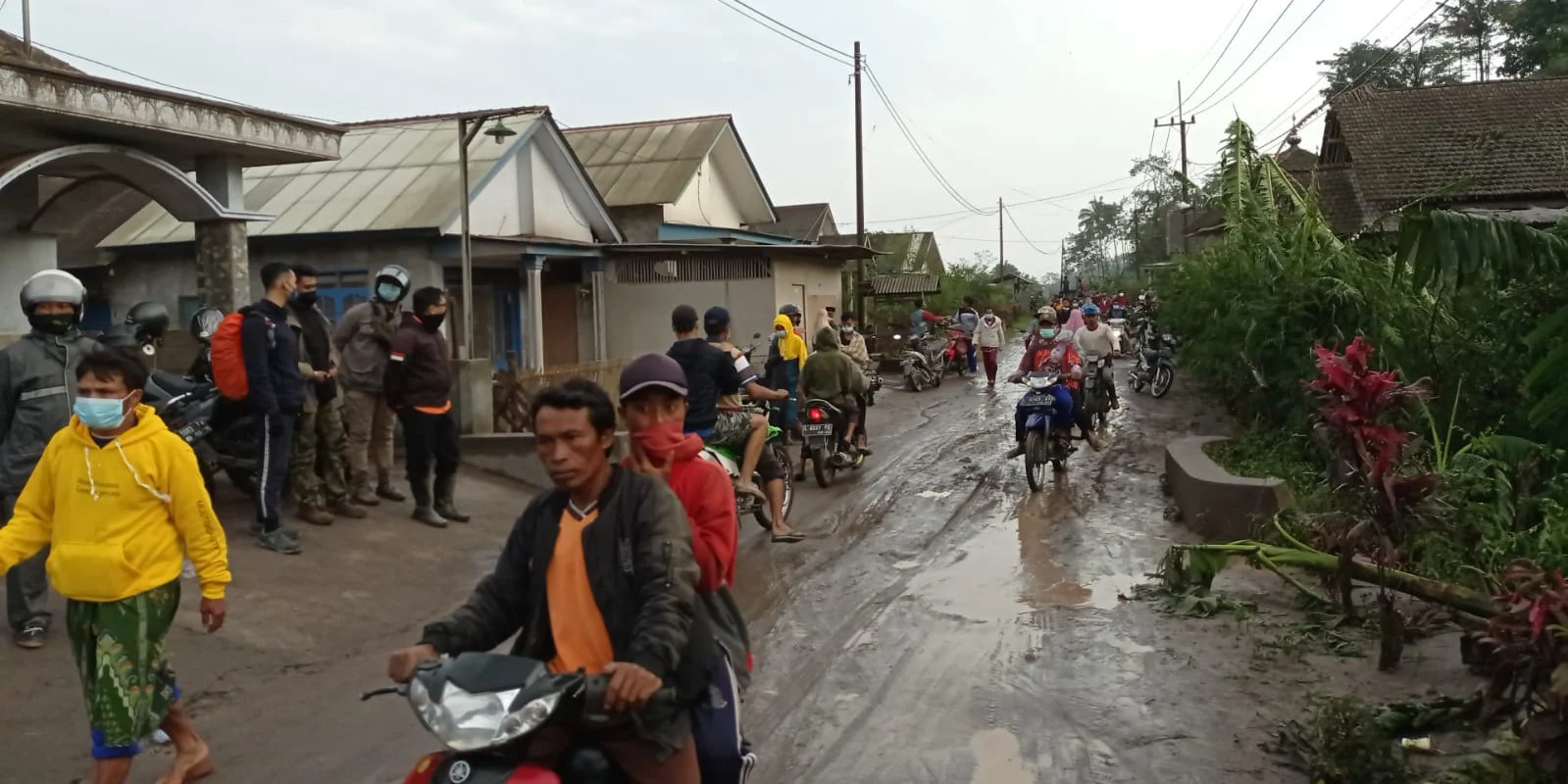 Residents of Lumajang Regency, East Java Province evacuated due to hot cloud avalanches from Mount Semeru eruption, Saturday (4/12/2021). (Photo: BNPB)