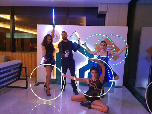 Performance de abertura de plenaria com malabaristas de luzes de humor e circo em evento de lançamento de empreendimento imobiliario da Vic Engenharia em São Paulo