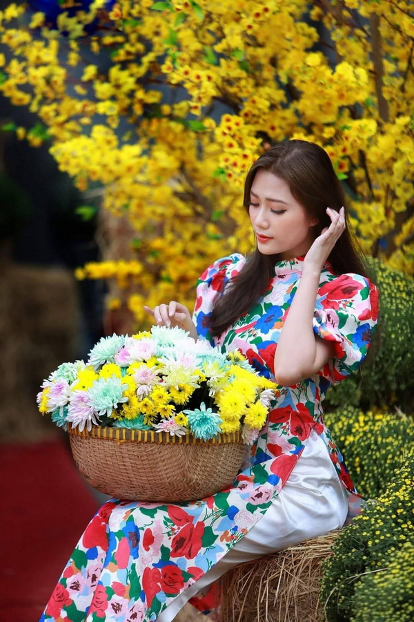 Thiếu nữ ngồi áo dài hoa, giỏ hoa