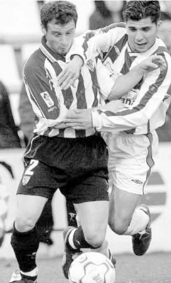 Fernando Sales pugna con Larrainzar por el balón. REAL VALLADOLID C. F. 2 ATHLETIC CLUB DE BILBAO 0. 24/02/2002. Campeonato de Liga de 1ª División, jornada 27. Valladolid, estadio Nuevo José Zorrilla. GOLES: 1-0: 60, Lacruz, en propia puerta, desviando una rabona de Tote. 2-0: 89’, Fernando Sales.