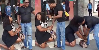 Woman who didn’t care that people were looking at her in the public Goes On Her Knees To Beg Her Boyfriend Of 7yrs To Marry Her,He Said No (Watch Vedio)