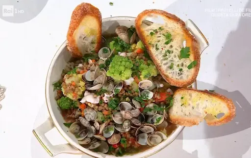 Zuppa di lenticchie con vongole e calamaretti