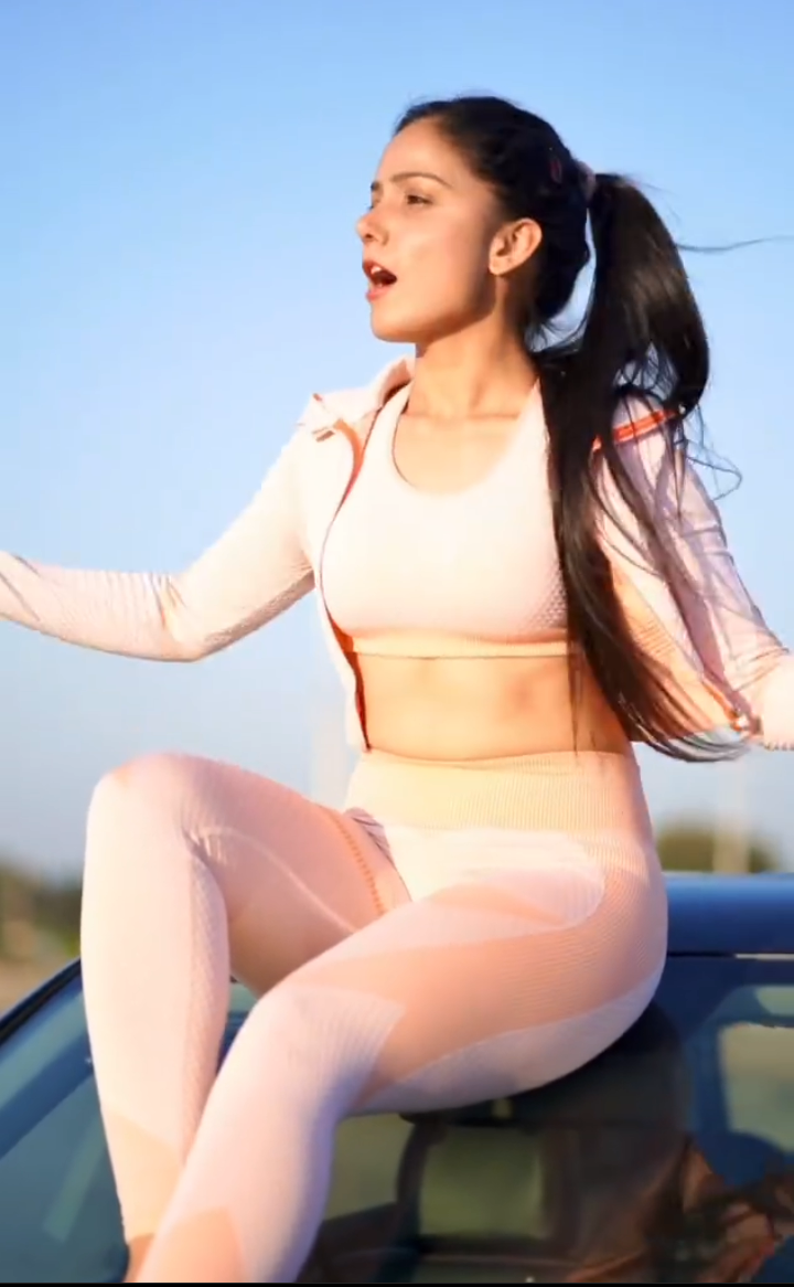 Sonia Hooda hot and sexy body fitness