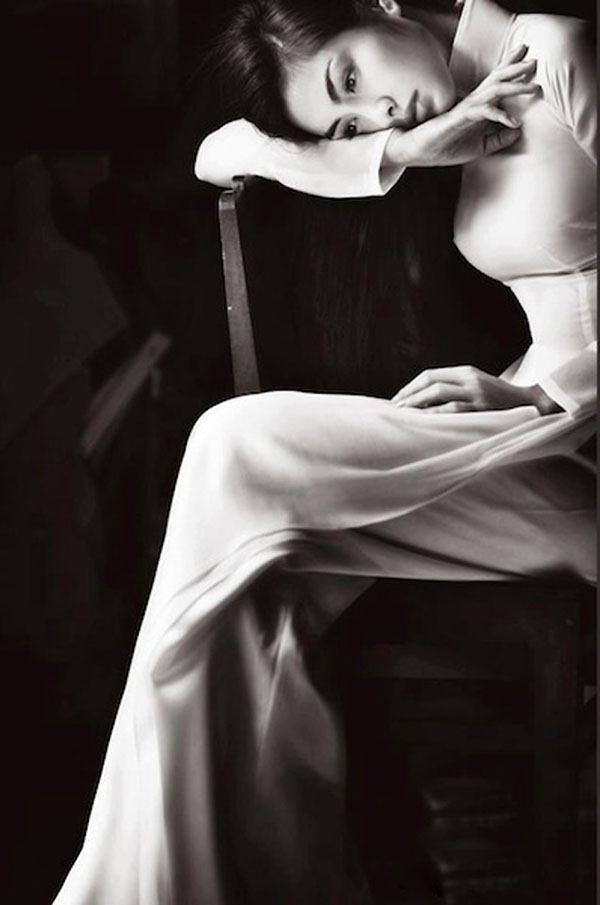 Thiếu nữ ngồi ghế áo dài trắng