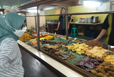 Makan Siang Nostalgia di Rumah Makan Ibu Bunut Sukabumi