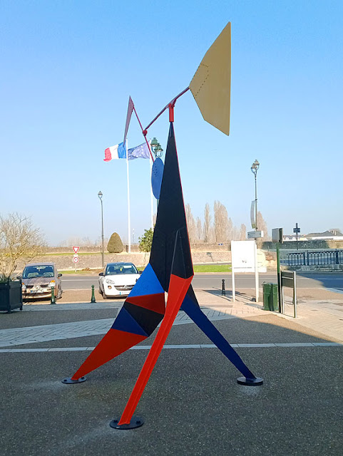 Crinkly by Alexander Calder, Indre et Loire, France. Photo by Loire Valley Time Travel.