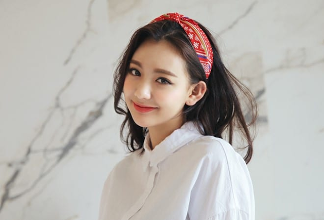 Gambar gaya rambut rambut tergerai dengan headband cantik.