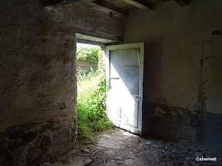 urbex-ferme-adrien-croix-funeraire-porte-jpg