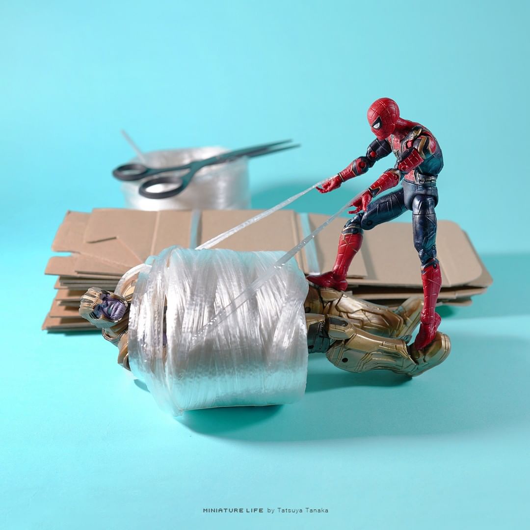 Artista usa miniaturas do Homem-Aranha e itens do dia a dia para criar cenas incríveis