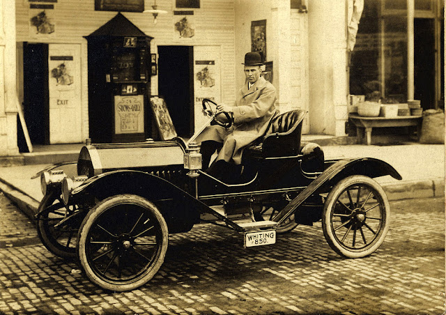 Gente posando con sus coches a principios del siglo XX