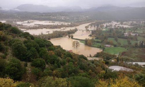 Μετά τον Αχέροντα που έχει δημιουργήσει σοβαρά προβλήματα από την υπερχείλιση προβλήματα σημειώνονται και εξ αιτίας της υπερχείλισης του Καλαμά.