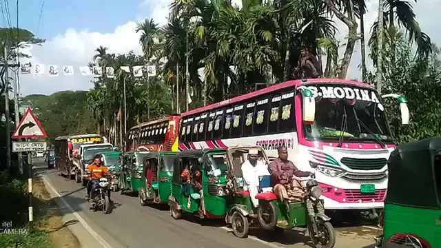 বাঁশখালী ফায়ার সার্ভিস স্টেশনের সামনে অবৈধ বাসস্ট্যান্ড