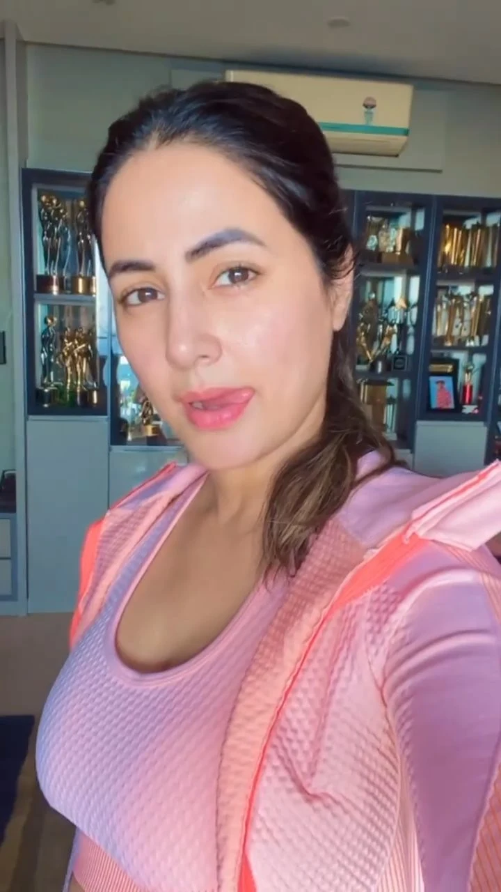 Hina Khan sexy body gym outfit