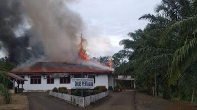 Ngeri! Detik-detik Kantor Dinas Pertanian Seluma Terbakar Diduga Karena Konsleting Listrik