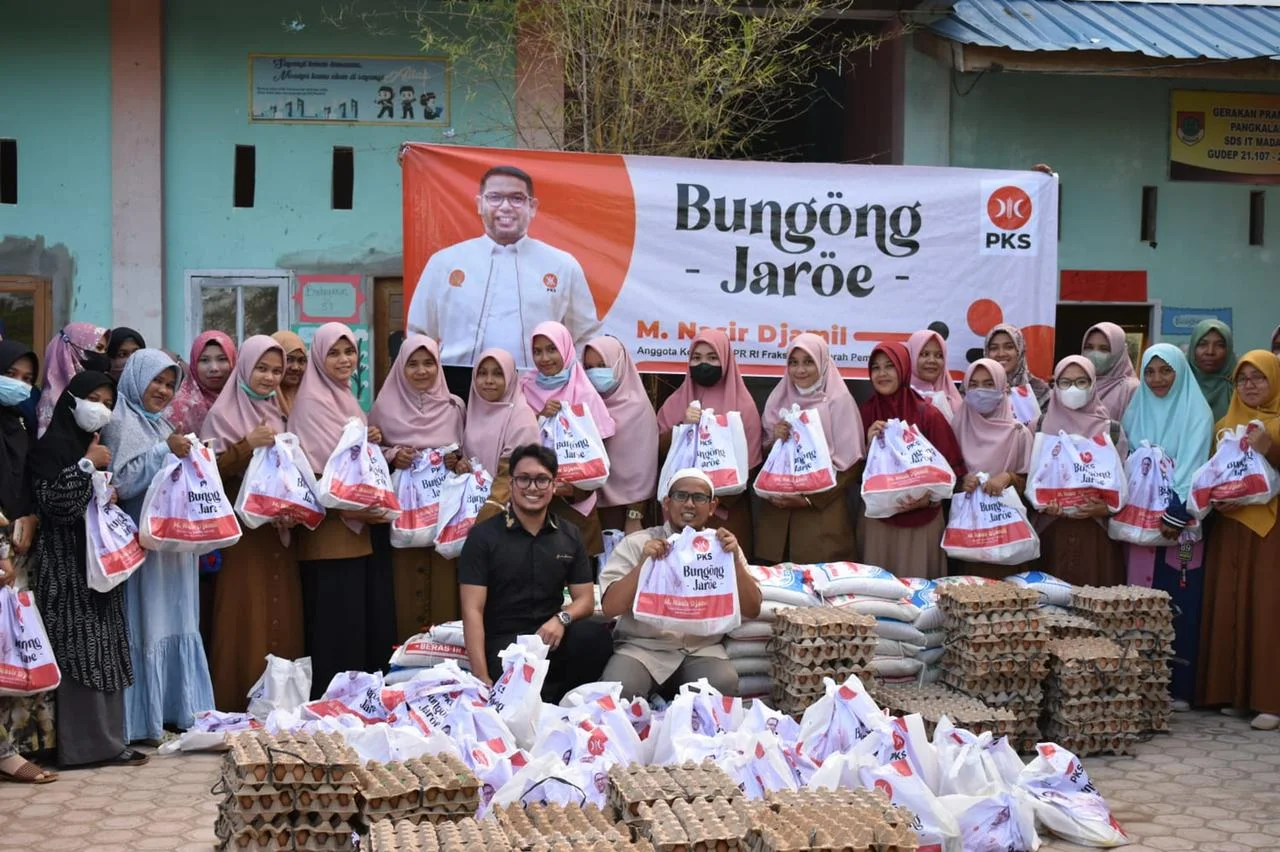 Nasir Djamil Salurkan 12.000 Paket Sembako Selama Pandemi Covid-19