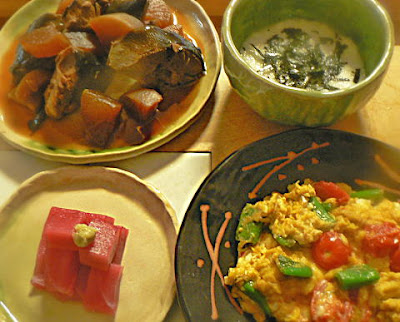 トマトと玉子の炒め物　ブリのアラ煮　山芋　マグロの刺身