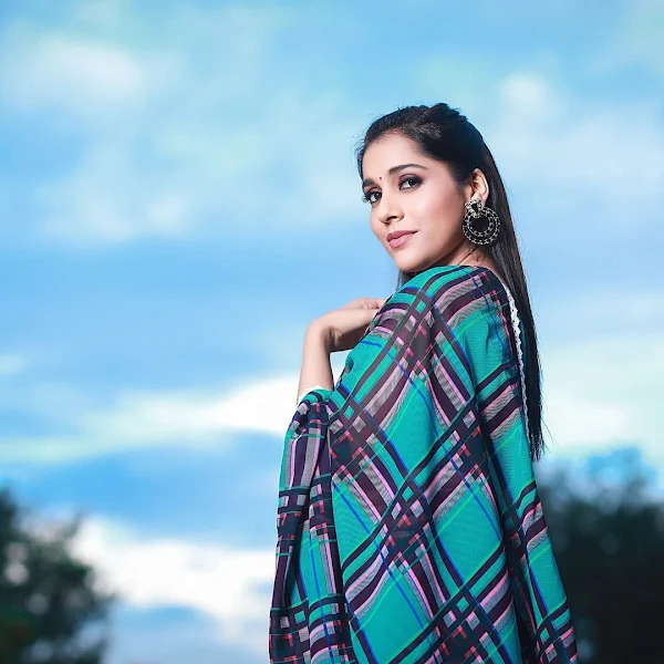 Rashmi Gautam looks stylish in a blue saree