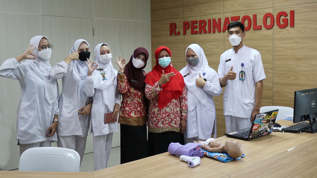 Tim PKRS Perina dan Mahasiswa UMP Purwokerto
