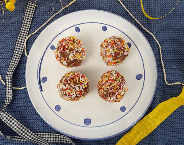 Rezept: Dänische Rumkugeln aus Kuchenresten zubereiten. Für Kinder gerne mit bunten Streuseln und natürlich ohne Alkohol gemacht! Ob Kinder Rum-Aroma mögen, ist Geschmackssache.