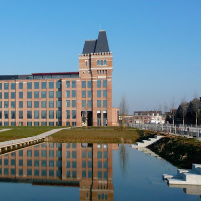 batiment euratechonologie du quartier de lille bois blanc avec le canale de deule