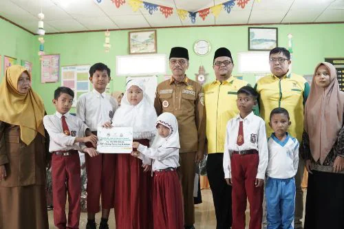 Kunjungi SD Negeri 01 Situjuah Batua, Bupati Serahkan Bantuan Seragam Sekolah dan Beasiswa Pendidikan Baznas