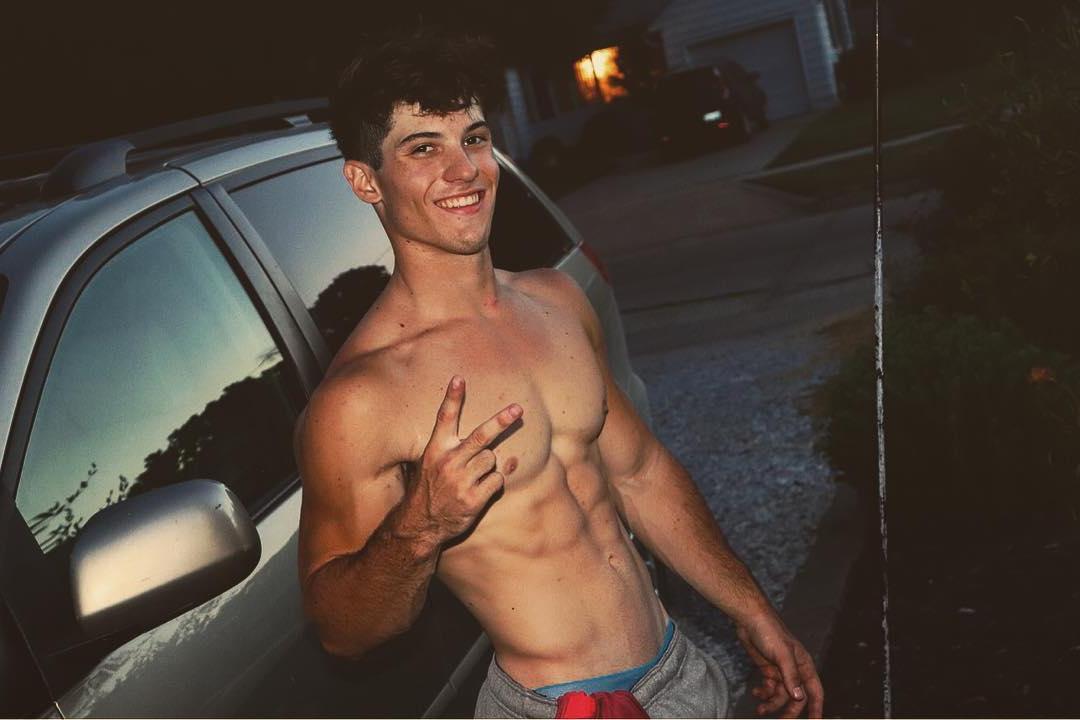 cute-cocky-straight-dude-smile-shirtless-abs