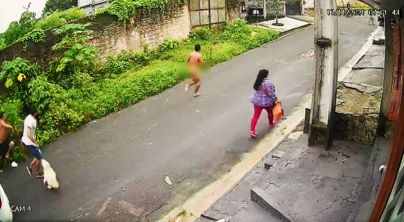 Vídeo mostra peladão correndo pela rua após ser flagrado pelo dono da casa que acabara de chegar: Ladrão ou Ricardão?