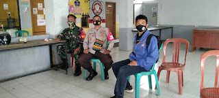  Sinergitas TNI dan Polri  Sammpaikan  Prokes 5 M dan PPKM Krpada Warga