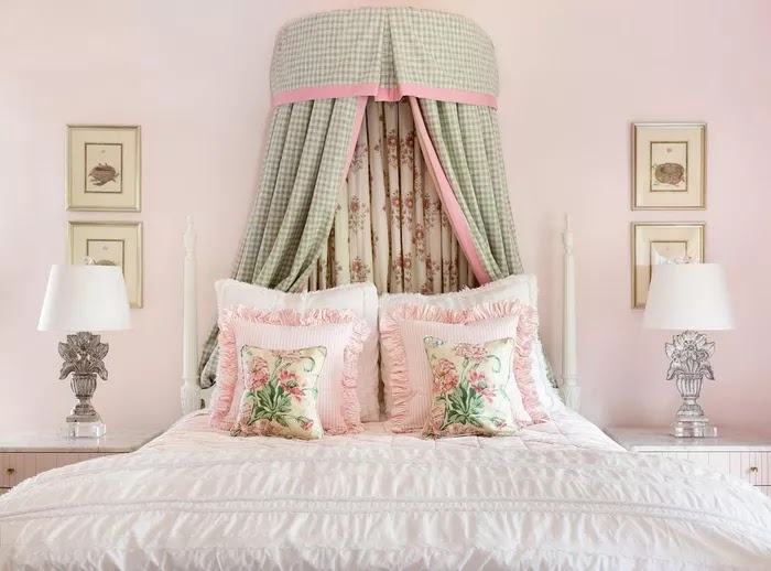 Yeşil pötikareli taç gölgelik yatak perdesi ve pembe desenli prenses tarzı bir genç kızın yatak odası.