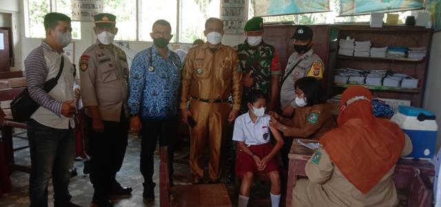 Vaksinasi Bagi Anak Anak Umur 6-11 Tahun Wilayah Kecamatan Ujung Padang Didampingi Personel Jajaran Kodim 0207/Simalungun