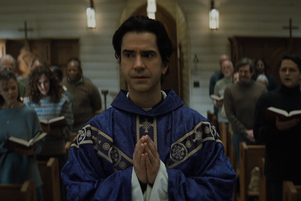 El Padre Paul de Midnight Mass de Netflix