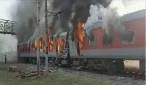 India : FeFire breaks out in Durg-Udhampur superfast train two bogies burnt to ashes near Morena  A fire broke out in two bogies of Durg-Udhampur train number 20848 near Hetampur railway station in Morena in Madhya Pradesh. The train has been sent to Gwalior by separating the A-1, A-2 coaches which were burnt in the fire.   A fire has been brought under control in two bogies of train number 20848 Durg Superfast Express near Hetampur station near Morena in Madhya Pradesh. The train was going from Udhampur to Durg.Fire engines including police, administration, railways reached the spot and extinguished the fire.So far no casualties have been reported in this incident. The fire was in A-1, A-2 coach of the train. After separating the two bogies that caught fire, the train has been sent towards Gwalior.  According to the information, there was a fire in AC coaches A-1 and A-2 of this train going from Udhampur in Jammu and Kashmir to Durg in Chhattisgar.Hundreds of pilgrims were also returning after seeing Vaishnodevi in ​​the train.According to the people present on the spot, many passengers saved their lives by jumping off the train.Some of these people have also suffered minor injuries. According to the passengers, the fire in the A1 coach had engulfed the other coaches within a few minutes and the coaches started burning with smoke.  Fortunately, the train was stopped in time on the information of the fire, by then the passengers had jumped from their bogies. However, there are reports of burning of valuables of many passengers in this incident.  Tractor march of farmers to be held on November 29 may be postponed, decision will be taken in today's meeting  The tractor march of farmers on November 29 may be postponed. The farmers' organizations of Punjab are talking about giving up their stubborn attitude on the march, seeing the softening of the government's stand. A decision on this will be taken in the meeting of the United Kisan Morcha (SKM) on the Singhu border on Saturday.  The meeting is important because the next strategy of the movement will be discussed in depth. In the meeting, all the big farmer leaders will decide whether the Parliament will march on the already proposed 29 November or will return home.  Even after Prime Minister Narendra Modi's announcement of the return of agricultural laws and now the Union Cabinet's seal on it, the farmers' movement is over for the time being. On the completion of one year of the movement, on Friday, a crowd of farmers demonstrated strength at Singhu and Tikri borders. The announcement of the Parliament march with 500-500 tractors from Singhu and Tikri borders is already proposed on this day for the Parliament session starting on November 29.  Considering moral victory, big sources are telling that the farmers' organization of Punjab is now in a mood to soften after the attitude of the government. Due to the long-running agitation, now the leaders of Punjab may insist on a comeback. Because he does not want to lose his moral victory after the announcement of withdrawal of law.  However, the decision on the softness seen by the farmer leaders for two days will be taken only in the meeting to be held today. Because after Prime Minister Narendra Modi, the Chief Minister of Haryana has also appealed to the farmers to return home.  On the other hand, farmer leaders say that till the process of repeal of the law is not completed in Parliament and no decision is taken on other demands, they will stand on the border. The biggest demand to continue the farmers' movement is now being raised by MSP. Farmers have included this in their main demands since the beginning of the movement. All these issues will be discussed in the meeting to be held on Saturday.  Rakesh Tikait reached Punjab United Kisan Morcha meeting will start after noon. In this, all the big leaders including farmer leader Balbir Rajewal, Gurnam Chadhuni, Joginder Ugrahan will be present. At the same time, farmer leader Rakesh Tikait is already saying that there is no trust in this government. Therefore, while waiting till the repeal of the law in Parliament, the MSP guarantee law is the biggest demand. On the other hand, Tikait's arrival in the meeting is still in doubt as he has gone to Punjab to attend an event.